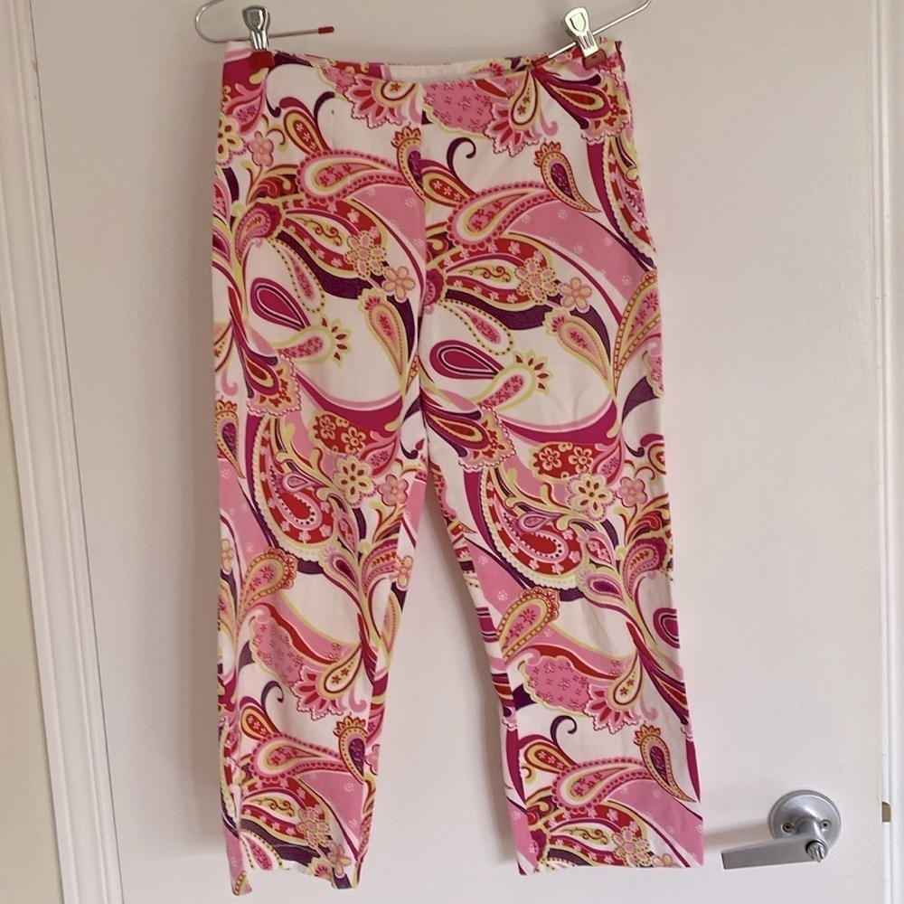 FRENCH LAUNDRY, Cotton/Lycra pink multi colour side zipper Capri Pants. Size 5/6
